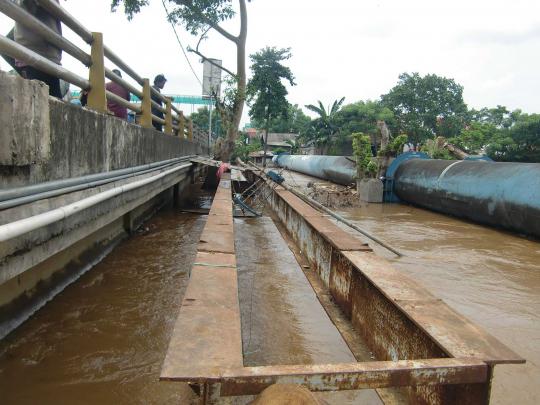 Banjir usir puluhan penghuni kolong jembatan Kampung Melayu