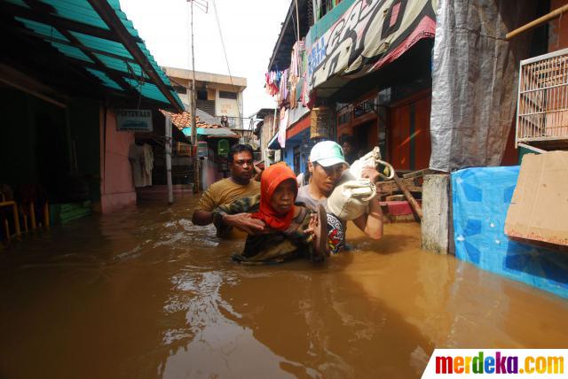 Foto : Banjir kiriman rendam Kampung Pulo capai 1 meter 