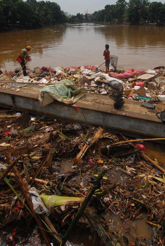 Mencari nafkah di tengah tumpukan sampah banjir