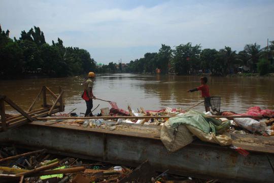 Mencari nafkah di tengah tumpukan sampah banjir