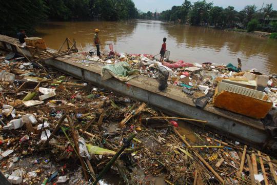 Mencari nafkah di tengah tumpukan sampah banjir