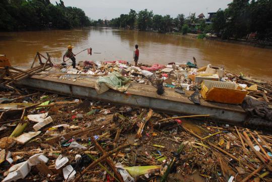 Mencari nafkah di tengah tumpukan sampah banjir