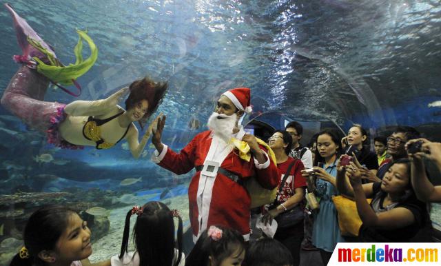 Foto Putri  Duyung  dan Santa Claus hibur anak anak  