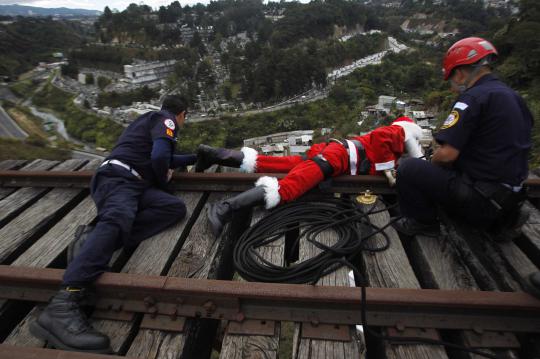 Turun dari jembatan, Santa Claus berikan kado Natal 