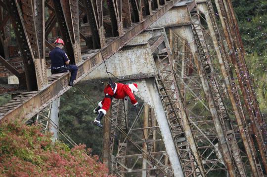 Turun dari jembatan, Santa Claus berikan kado Natal 