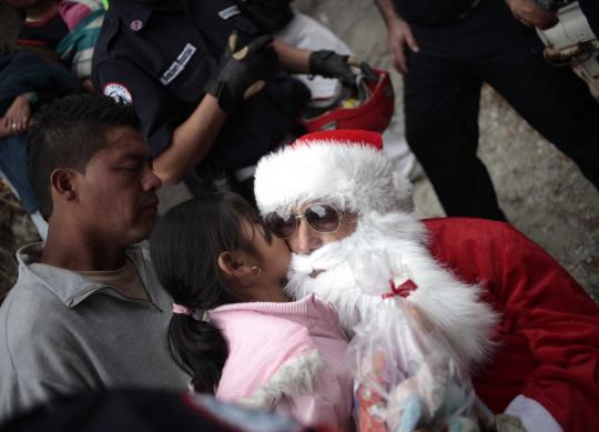 Turun dari jembatan, Santa Claus berikan kado Natal 