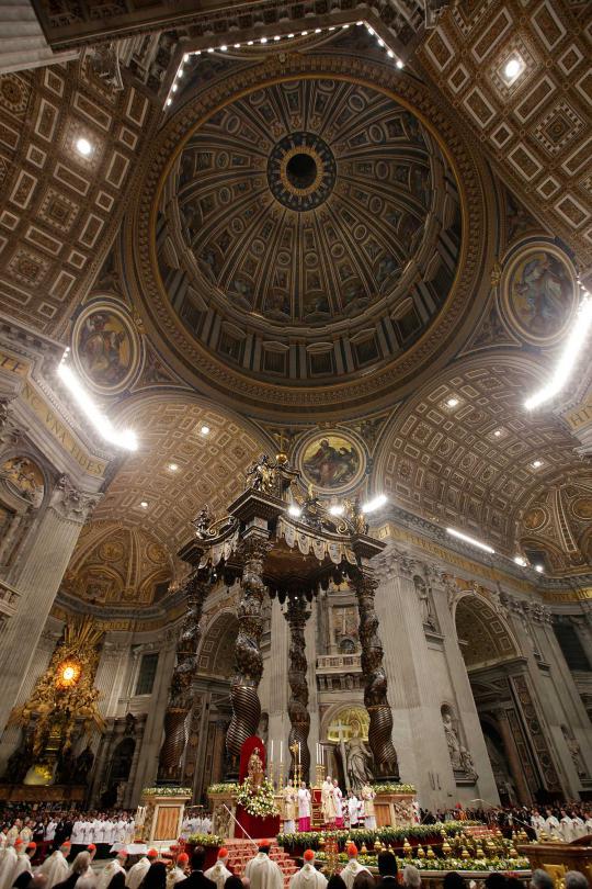 Suasana Misa malam Natal di Vatikan