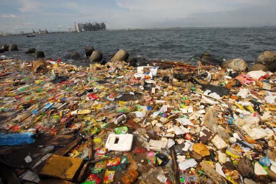 Sampah plastik di Pantai Mutiara menumpuk