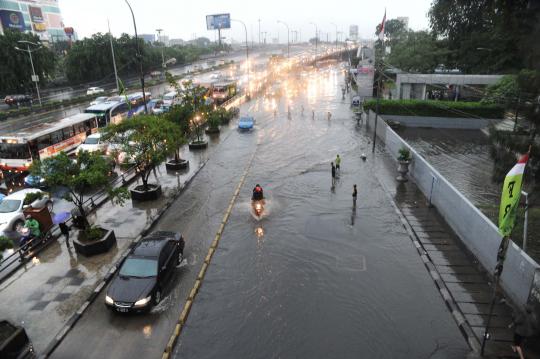 Ruas jalan di Grogol macet akibat terendam air hujan