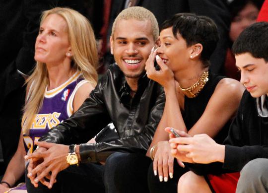 Nonton basket, Rihanna mesra dengan Chris Brown