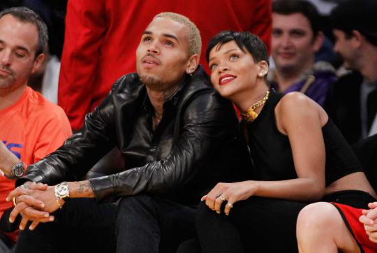 Nonton basket, Rihanna mesra dengan Chris Brown