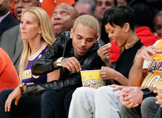 Nonton basket, Rihanna mesra dengan Chris Brown
