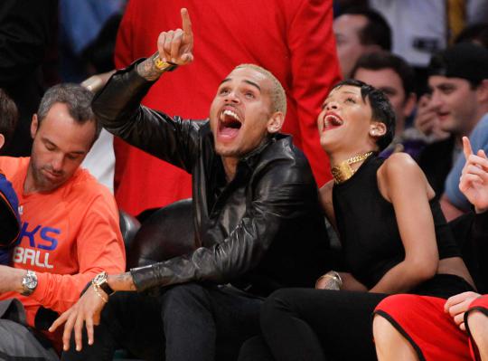 Nonton basket, Rihanna mesra dengan Chris Brown