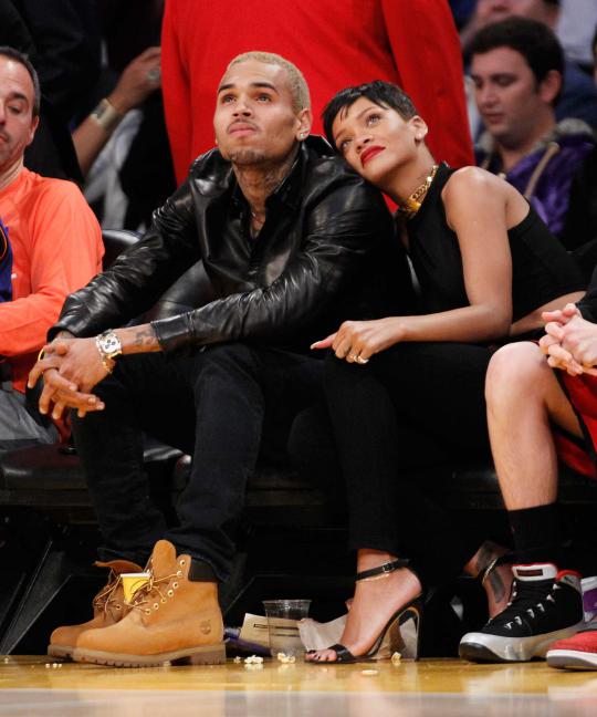 Nonton basket, Rihanna mesra dengan Chris Brown