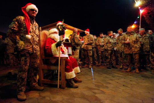 Ketika Santa Claus menghibur para prajurit militer
