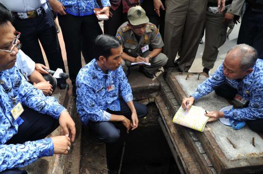 Berseragam Korpri, Jokowi nekat masuk ke gorong-gorong 