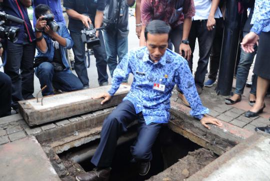 Berseragam Korpri, Jokowi nekat masuk ke gorong-gorong 