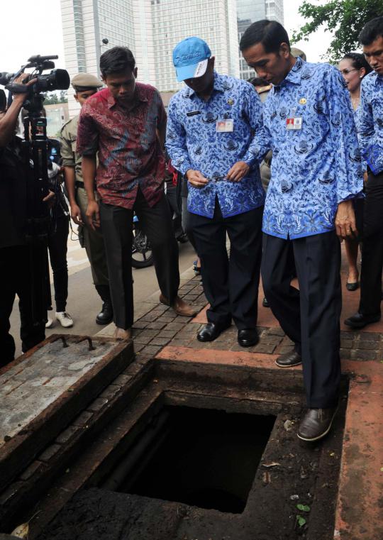 Berseragam Korpri, Jokowi nekat masuk ke gorong-gorong 