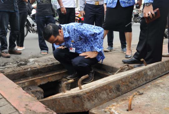 Berseragam Korpri, Jokowi nekat masuk ke gorong-gorong 