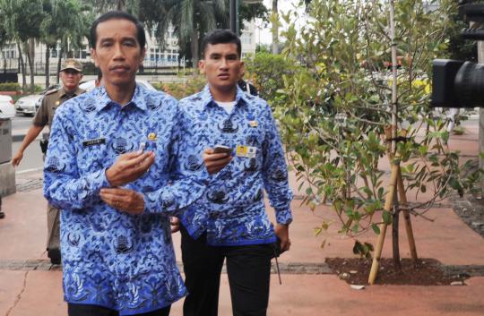 Berseragam Korpri, Jokowi nekat masuk ke gorong-gorong 