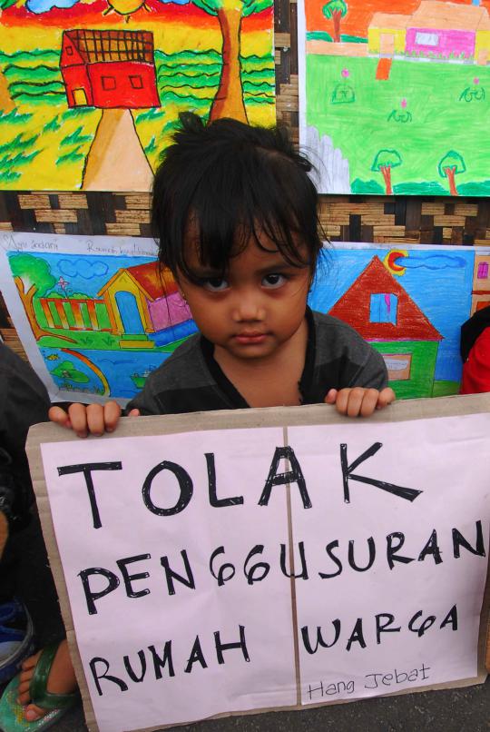 Aksi bocah demo tolak penggusuran di Balai Kota