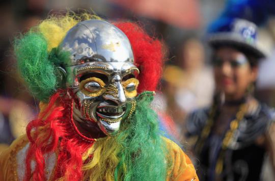 Warna-warni parade budaya Cali Viejo