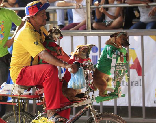 Warna-warni parade budaya Cali Viejo