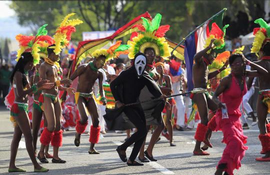 Warna-warni parade budaya Cali Viejo