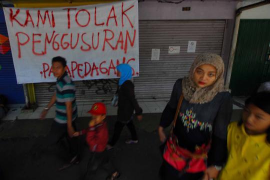 Puluhan mahasiswa demo tolak penggusuran kios di Stasiun UI