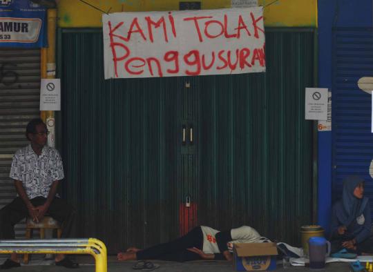 Puluhan mahasiswa demo tolak penggusuran kios di Stasiun UI