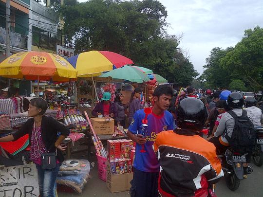 Lapak penjual terompet di Pasar Gembrong ramai pembeli