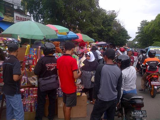Lapak penjual terompet di Pasar Gembrong ramai pembeli