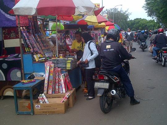 Lapak penjual terompet di Pasar Gembrong ramai pembeli