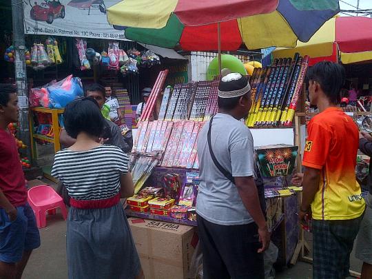 Lapak penjual terompet di Pasar Gembrong ramai pembeli