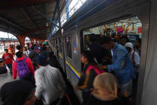Jelang malam tahun baru calon penumpang KRL meningkat