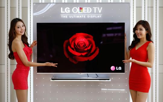 Seksinya model Korea saat peluncuran LG OLED 