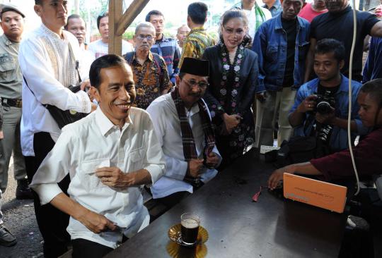 Jokowi ngopi bareng wartawan di Bundaran HI