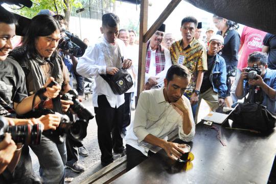 Jokowi ngopi bareng wartawan di Bundaran HI