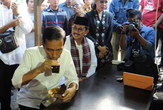 Jokowi ngopi bareng wartawan di Bundaran HI