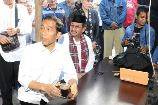 Jokowi ngopi bareng wartawan di Bundaran HI