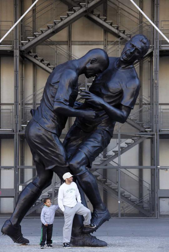 Patung Zinadine Zidane menanduk Materazzi di Paris