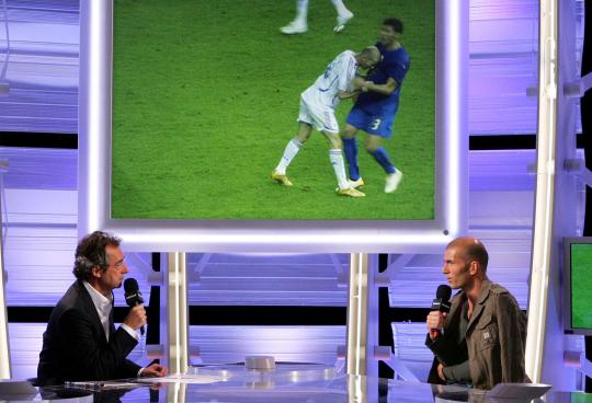 Patung Zinadine Zidane menanduk Materazzi di Paris