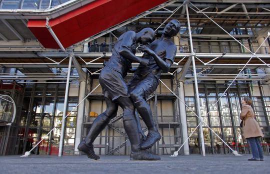 Patung Zinadine Zidane menanduk Materazzi di Paris