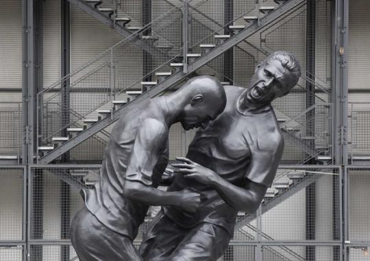 Patung Zinadine Zidane menanduk Materazzi di Paris
