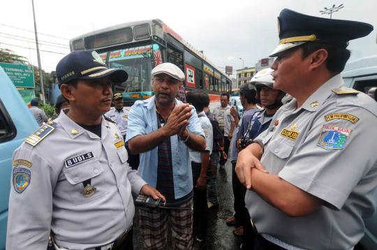 Dishub DKI gelar razia angkot di Terminal Kampung Melayu