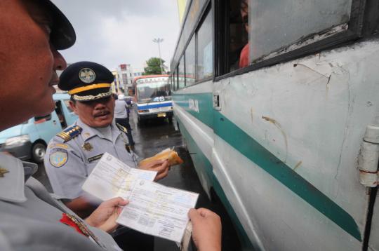 Dishub DKI gelar razia angkot di Terminal Kampung Melayu