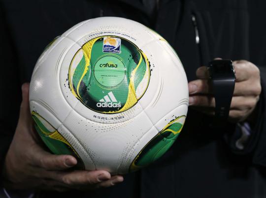 Atasi gol kontroversial, bola resmi FIFA ini diberi chip