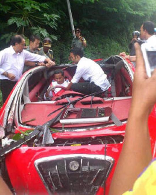 Rem blong, Menteri BUMN Dahlan Iskan tabrak tebing
