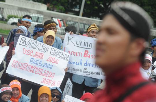 Tolak penghapusan bahasa daerah, massa demo di depan DPR