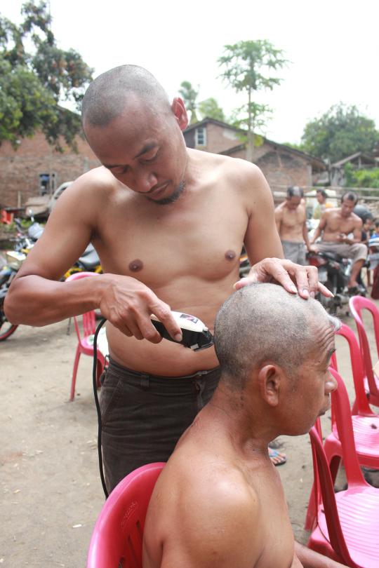 2 Terdakwa kasus bambu bebas, warga Magelang cukur gundul massal